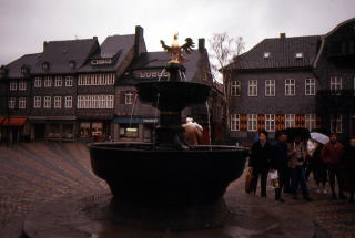 ゴスラー　マルクト広場にある金の鷲を戴いた噴水