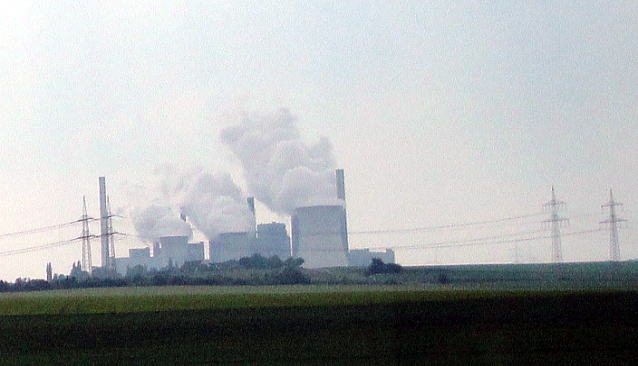 褐炭発電所（RWE-Braunkohlekraftwerk Neurath bei Grevenbroich）