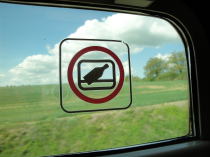 鉄道車両の窓に貼られた「投げ捨てないで」のサイン