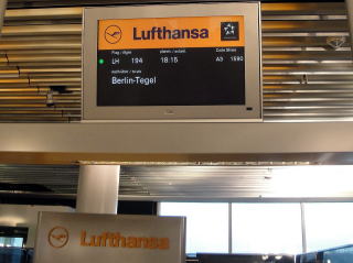 ベルリン・テーゲル空港行きLH194便の案内表示