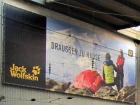 ジャック・ウルフスキン　Jack Wolfskin　ミュンヘン中央駅の看板（アウトドアは我が家だ）