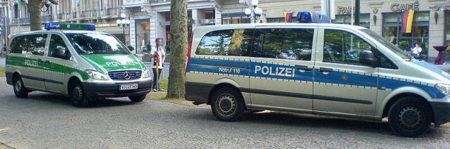 Zwei Vans der hessischen Polizei, der linke in alter gruner, der rechte in neuer blauer Farbgebung. de.wikipedia.org Date:21 June 2006/Author:Matti Blume, MB-one
